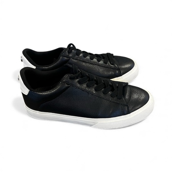 Steve Madden Shoes - Steve Madden Remi Low Top Sneakers in black leather.
